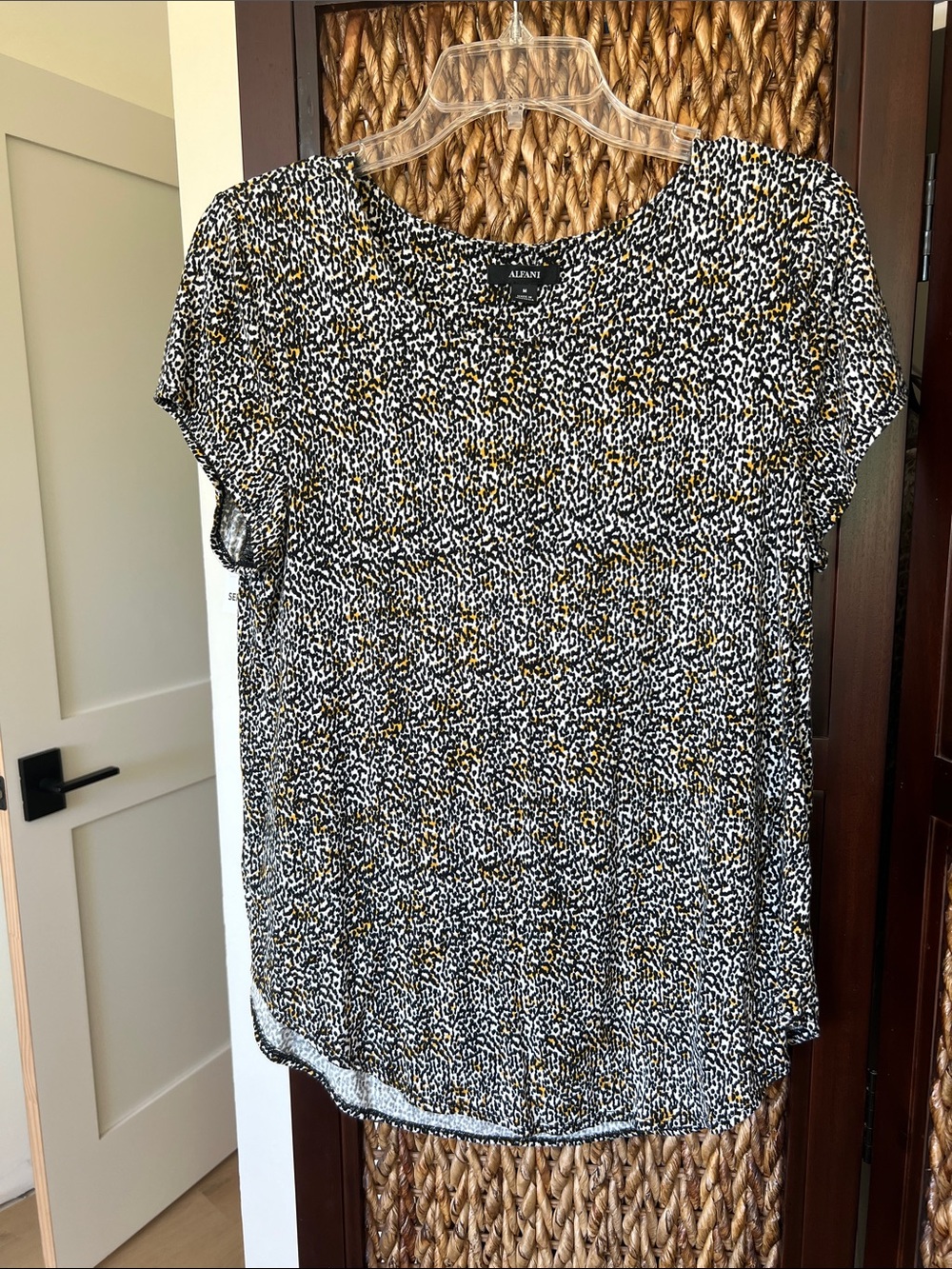 Alfani Black, White & Gold Leopard Print Short Sleeve top sz M so soft